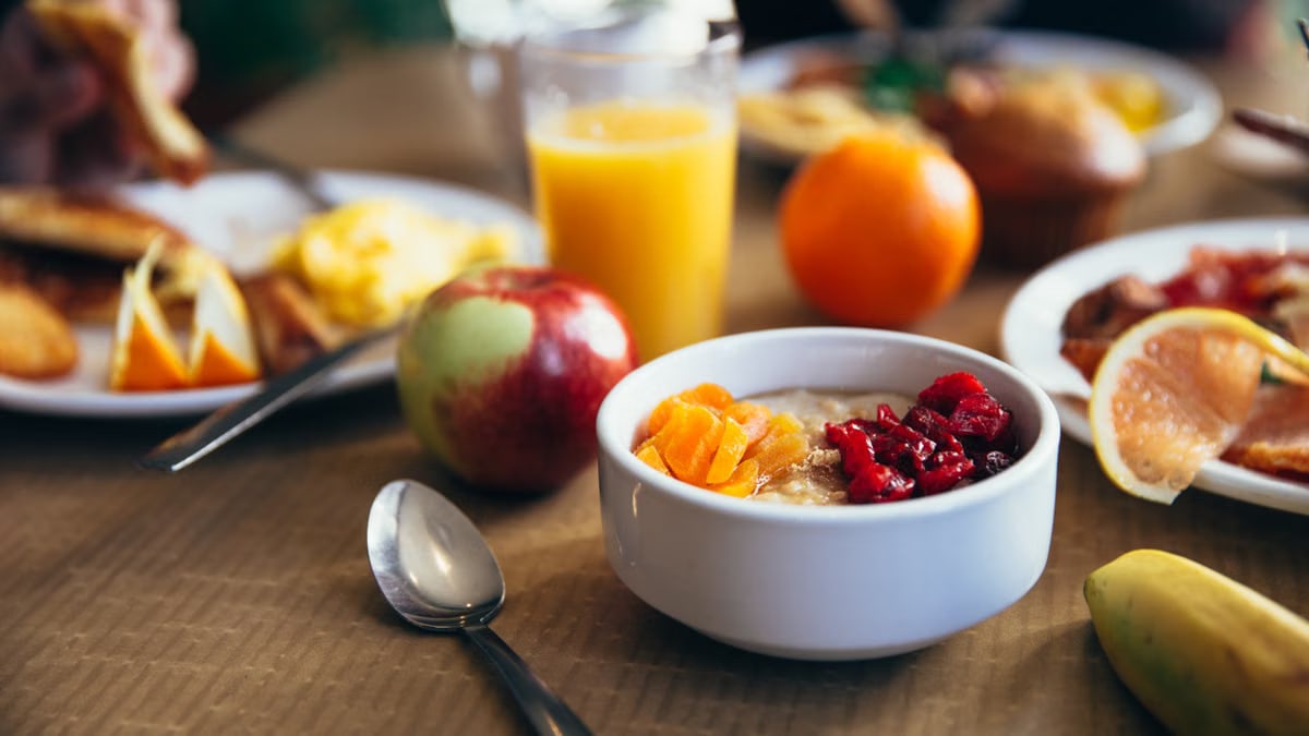 Delicious breakfast with fruits, oatmeal, and juice, ideal for a healthy start.